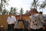 Menteri Koordinator Bidang Kemaritiman Indonesia Luhut Binsar Panjaitan (kiri) bersama Menteri Keuangan Sri Mulyani (ketiga kiri) dan Gubernur Bank Indonesia Agus Dermawan Wintarto Martowardjojo (kedua kanan) ditemani Bupati Banyuwangi Abdullah Azwar Anas (kanan) saat meninjau villa Solong di Banyuwangi, Jawa Timur, Kamis (1/3). Kunjungan kerja di Banyuwangi selama dua hari itu, membahas tentang percepatan fasilitas pariwisata untuk mensukseskan pertemuan International Monetary Fund (IMF) and Word Bank Annual Meeting yang akan dihadiri sekitar 18 ribu delegasi. Antara jatim/Budi Candra Setya/zk/18.