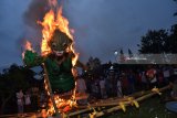 Umat Hindu membakar ogoh-ogoh di depan Pura Sanggha Bhuwana Lanud Iswahjudi Magetan, Jawa Timur, Jumat (16/3). Pembakaran ogoh-ogoh sebagai simbol pemusnahan segala hal buruk dan kejahatan di dunia dilakukan umat Hindu menjelang Nyepi. Antara Jatim/Foto/Siswowidodo/zk/18