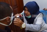 Warga menjalani pemeriksaan mata saat digelar Bakti Sosial Terpadu di Desa Pagotan, Geger, Kabupaten Madiun, Jawa Timur, Kamis (22/3). Lebih 300 orang warga dari sejumlah desa memeriksakan kesehatan dalam kegiatan itu, dan beberapa orang diantaranya dirujuk ke rumah sakit untuk menjalani operasi dan sebagian rawat inap atas biaya pemerintah. Antara Jatim/Foto/Siswowidodo/zk/18