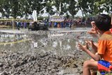 Peserta lomba memacu traktor sawah saat mengikuti lomba balap traktor sawah di Desa Jajar, Kartoharjo, Kabupaten Magetan, Jawa Timur, Sabtu (17/3). Lomba balap traktor sawah yang digelar sebuah perusahaan produsen bibit, pupuk, serta pelindung tanaman tersebut sebagai ungkapan rasa syukur atas hasil panen sekaligus menyongsong musim tanam. Antara Jatim/Foto/Siswowidodo/zk/18