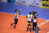 Tim pebola voli putri Bandung Bank BJB Pakuan merayakan kemenangan saat pertandingan Proliga 2018 seri III putaran kedua di GOR C'Tra Arena, Bandung, Jawa Barat, Jumat (16/3). Tim bola voli putri Bandung Bank BJB Pakuan berhasil memenangkan pertandingan dengan skor akhir 3-0 (25-12, 25-13, 25-12). ANTARA JABAR/M Agung Rajasa/agr/18