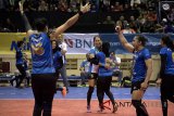 Tim pebola voli putri Bandung Bank BJB Pakuan merayakan kemenangan saat pertandingan Proliga 2018 seri III putaran kedua di GOR C'Tra Arena, Bandung, Jawa Barat, Minggu (18/3). Tim bola voli putri Bandung Bank BJB Pakuan berhasil memenangkan pertandingan dengan skor akhir 3-0 (27-25, 25-19, 25-18). ANTARA JABAR/M Agung Rajasa/agr/18