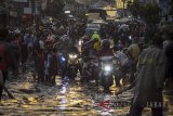 Pengendara berusaha melintasi Jalan A.H Nasution yang terendam lumpur akibat banjir bandang di Bandung, Jawa Barat, Selasa (20/3). Banjir bandang yang disertai dengan lumpur tersebut disebabkan oleh luapan Sungai Cicabe akibat intensitas hujan yang tinggi di beberapa wilayah Kota Bandung. ANTARA JABAR/Raisan Al Farisi/agr/18