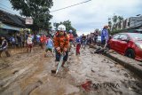 Petugas pemadam kebakaran Kota Bandung membersihkan lumpur akibat banjir bandang di Jalan A.H Nasution, Bandung, Jawa Barat, Selasa (20/3). Banjir bandang yang disertai dengan lumpur tersebut disebabkan oleh luapan Sungai Cicabe akibat intensitas hujan yang tinggi di beberapa wilayah Kota Bandung. ANTARA JABAR/Raisan Al Farisi/agr/18.