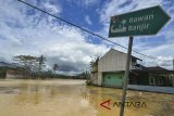 Suasana banjir melanda Desa Tanjungsari, Kabupaten Tasikmalaya, Jawa Barat, Senin (12/3). Akibat luapan anak sungai Citanduy, Cikidang ditambah intensitas curah hujan yang tinggi mengakibatkan 220 rumah terendam banjir setinggi 60 cm di empat kampung diantaranya Kampung Bojongsoban, Bojongwaru, Hegarsari dan Cicalung. ANTARA JABAR/Adeng Bustomi/agr/18 