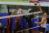 Atlet bola voli Jakarta BNI Taplus, Ruslan Setnov (kanan) melakukan smes yang berusaha ditahan atlet bola voli Palembang Bank Sumsel Babel, Nemec Martin (tengah) dan Suharto (kiri) dalam pertandingan Final Four Putaran Pertama di GOR Ken Arok, Malang, Jawa Timur, Sabtu (31/3). Tim voli Palembang Bank Sumsel Babel menaklukkan tim voli Jakarta BNI Taplus dengan skor 3-2 (22-25, 25-23, 22-25, 25-17, 15-11). Antara Jatim/Ari Bowo Sucipto/zk/18.