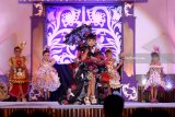 Model cilik memperagakan busana dari bahan daur ulang pada Gelaran Green & Recycle Fashion Week di Pantai Cacalan, Banyuwangi, Jawa Timur, Sabtu (24/3)malam.  Kegiatan yang diikuti oleh pelajar hingga umum tersebut, digelar untuk mengkampanyekan kepedulian pada lingkungan dengan mengurangi sampah serta menunjukan kepada masyarakat kalau sampah bisa diolah menjadi barang yang memiliki nilai seni dan ekonomi. Antara Jatim/Budi Candra Setya/zk/18.