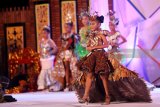 Model memperagakan busana dari bahan daur ulang pada Gelaran Green & Recycle Fashion Week di Pantai Cacalan, Banyuwangi, Jawa Timur, Sabtu (24/3)malam. Kegiatan yang diikuti oleh pelajar hingga umum tersebut, digelar untuk mengkampanyekan kepedulian pada lingkungan dengan mengurangi sampah serta menunjukan kepada masyarakat kalau sampah bisa diolah menjadi barang yang memiliki nilai seni dan ekonomi. Antara Jatim/Budi Candra Setya/zk/18.