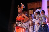 Model memperagakan busana dari bahan daur ulang pada Gelaran Green & Recycle Fashion Week di Pantai Cacalan, Banyuwangi, Jawa Timur, Sabtu (24/3)malam. Kegiatan yang diikuti oleh pelajar hingga umum tersebut, digelar untuk mengkampanyekan kepedulian pada lingkungan dengan mengurangi sampah serta menunjukan kepada masyarakat kalau sampah bisa diolah menjadi barang yang memiliki nilai seni dan ekonomi. Antara Jatim/Budi Candra Setya/zk/18.