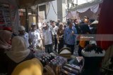 Petugas dan Komisioner KPU meninjau Bazaar Raya Pilkada 2018 yang digelar KPU Tulungagung di Tulungagung, Jawa Timur, Jumat (16/3). Acara dengan kemasan bazaar aneka produk unggulan daerah itu digelar KPU bersama jajaran PPK dari 19 kecamatan sebagai media sosialisasi pilkada serentak 27 Juni sekaligus mendongkrak partisipasi pemilih pemula. Antara Jatim/Destyan Sujarwoko/zk/18