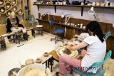 Seorang siswa menyelesaikan pembuatan keramik tanah liat saat kelas program belajar di CH Pottery Studio dan Gallery, Bandung, Jawa Barat, Rabu (14/3). CH Pottery Studio dan Gallery membuka kelas untuk belajar seni keramik menggunakan tehnik manual maupun tehnik putar yang dibagi menjadi kelas pemula, intermedite dan advance. ANTARA JABAR/M Agung Rajasa/agr/18