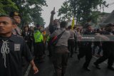 Sejumlah anggota Persaudaraan Setia Hati Terate (PSHT) berusaha menerobos barisan polisi menuju massa Bonek saat memantau jalannya sidang putusan dengan terdakwa Jhonerly Simanjuntak , di depan Pengadilan Negeri Surabaya, Jawa Timur, Kamis (1/3). Sekitar 845 personel baik dari kepolisian maupun TNI disiagakan untuk mengamankan jalannya sidang yang juga didatangi ratusan massa pendukung baik dari Bonek dan Persaudaraan Setia Hati Terate (PSHT) itu. Antara Jatim/Didik Suhartono/zk/18