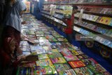 Warga memilih buku bacaan saat diselenggarakannya pasar rakyat di Desa Paron, Kediri, Jawa Timur, Jumat (23/3) malam. Sejumlah pedagang menyajikan ratusan judul buku bermutu dengan harga rata-rata Rp10.000 untuk tiga buku. Antara Jatim/Prasetia Fauzani/zk/18