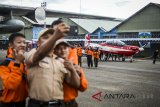 Petugas mendorong pesawat latih KT-1B Wong Bee saat dipamerkan dalam acara Bulan Dirgantara di Lanud Husein Sastranegara, Bandung, Jawa Barat, Minggu (25/3). Acara Bulan Dirgantara yang memamerkan berbagai jenis pesawat tersebut dilakukan dalam rangka menyambut hari jadi TNI AU ke-72 yang jatuh pada 9 April 2018 mendatang. ANTARA JABAR/Raisan Al Farisi/agr/18