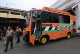 Kapolrestabes Surabaya Komisari Besar (Kombes) Pol Rudi Setiawan (kedua kiri) mengecek kesiapan bus 'Polisi Suroboyo Sobo Kelurahan' di Polrestabes Surabaya, Jawa Timur, Sabtu (17/3). Bus itu akan dioperasikan dan disiagakan di kantor kelurahan di Surabaya sesuai jadwal pada jam 16.00 WIB sampai 20.00 WIB untuk melayani masyarakat yang mengurus Surat Keterangan Catatan Kepolisian (SKCK), laporan kehilangan dan perpanjangan SIM. Antara Jatim/Didik Suhartono/zk/18