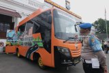 Polisi berjaga di depan bus 'Polisi Suroboyo Sobo Kelurahan' di Polrestabes Surabaya, Jawa Timur, Sabtu (17/3). Bus itu akan dioperasikan dan disiagakan di kantor kelurahan di Surabaya sesuai jadwal pada jam 16.00 WIB sampai 20.00 WIB untuk melayani masyarakat yang mengurus Surat Keterangan Catatan Kepolisian (SKCK), laporan kehilangan dan perpanjangan SIM. Antara Jatim/Didik Suhartono/zk/18