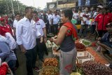 Calon Gubernur Jawa Barat nomor urut dua TB Hasanudin (kiri) berbincang dengan pedagang Pasar Cibinong, Bogor, Jawa Barat, Kamis (15/3). Dalam kampanye ke pasar tersebut TB Hasanudin menyerap aspirasi dan keluhan pedagang pasar serta memaparkan program kerjanya dalam pemilihan kepala daerah Gubernur Jawa Barat. ANTARA FOTO/Yulius Satria Wijaya/18.