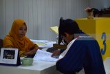 Petugas membantu wajib pajak saat menyampaikan di Kantor Pelayanan Pajak (KPP) Surabaya Genteng, Selasa (27/3). Jelang batas waktu 31 Maret 2018, jumlah prosentase yang sudah menyampaikan pelaporan SPT elektronik di KPP tersebut baik dari KPP Lain sudah mencapai 43 persen dari 52 persen yang melaporkan. Antara Jatim/Abdullah Rifai/zk/18