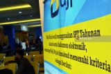Sejumlah wajib pajak antre mengajukan permohonan aktivasi EFIN di Kantor Pelayanan Pajak (KPP) Surabaya Genteng, Selasa (27/3). Jelang batas waktu 31 Maret 2018, jumlah prosentase yang sudah menyampaikan pelaporan SPT elektronik di KPP tersebut baik dari KPP Lain sudah mencapai 43 persen dari 52 persen yang melaporkan. Antara Jatim/Abdullah Rifai/zk/18