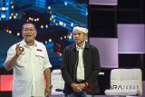 Pasangan calon Gubernur dan Wakil Gubernur Jawa Barat Deddy Mizwar (kiri) - Dedi Mulyadi (kanan) menyampaikan visi dan misinya saat Debat Calon Gubernur dan Wakil Gubernur Jawa Barat di Sabuga, Bandung, Jawa Barat, Senin (12/3). Debat calon Gubernur dan Wakil Gubernur Jabar pertama tersebut mengangkat sejumlah isu seperti politik, hukum, ekonomi, pemerintahan daerah, UMKM dan infrastruktur. ANTARA JABAR/M Agung Rajasa/agr/18