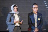 Pasangan Calon Wali Kota dan Wakil Wali Kota Bandung nomor urut satu Nurul Arifin (kiri) dan Chairul Yaqin (kanan) menyampaikan visi misi dalam Debat Publik pertama yang diselenggarakan Komisi Pemilihan Umum (KPU) Kota Bandung di Hotel BnB, Bandung, Jawa Barat, Minggu (25/3). Debat publik pertama digelar dengan mengangkat tema Lebih Kenal Lebih Akrab guna memberi pengetahuan tentang sosok dan visi misi tiap pasangan calon jika terpilih memimpin Kota Bandung periode 2018-2023. ANTARA JABAR/Novrian Arbi/agr/18