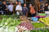 Calon Gubernur Jawa Barat nomor urut empat Deddy Mizwar (tengah) berbincang dengan pedagang pasar saat kampanye Pilgub Jabar di pasar tradisional Cikurubuk, Kota Tasikmalaya, Jawa Barat, Senin (26/3). Dalam kunjungannya pasangan DM 2 atau Deddy Mizwar-Dedi Mulyadi berharap untuk meningkatkan kebersihan pasar dan bisa mengolah limbah pasar tradisional. ANTARA JABAR/Adeng Bustomi/agr/18
