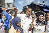 Calon Gubernur Jawa Barat nomor urut empat Deddy Mizwar (tengah) berbincang dengan pengunjung pasar pada kampanye Pilgub Jabar di pasar tradisional Cikurubuk, Kota Tasikmalaya, Jawa Barat, Senin (26/3). Dalam kunjungannya pasangan DM 2 atau Deddy Mizwar-Dedi Mulyadi berharap untuk meningkatkan kebersihan pasar dan bisa mengolah limbah pasar tradisional. ANTARA JABAR/Adeng Bustomi/agr/18
