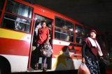 Sejumlah Pekerja Migran Indonesia (PMI) turun dari bus saat tiba di Dinas Sosial Provinsi Kalbar, Kamis (1/3) malam. Sebanyak 72 PMI dipulangkan Malaysia karena tidak memiliki ijin kerja dan paspor saat ditangkap aparat Malaysia ketika mereka sedang bekerja, dan 5 PMI repatrasi karena lari dari tempat kerjanya. (Antara Foto/Reza Novriandi/Jessica)