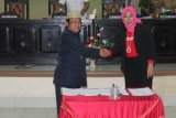 Ketua DPRD Nurjanah Yusuf bersama Bupati Gorontalo Utara Indra Yasin saat penandatanganan pengesahan APBD 2018. (19/1)
