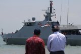 KRI Sidat berlayar dengan membawa Tim Ekspedisi Layanan Kas Kepulauan Kantor Perwakilan Bank Indonesia Provinsi Jawa Timur di Dermaga Madura Koarmatim, Ujung Surabaya, Jawa Timur, Selasa (20/3).  Kantor Perwakilan Bank Indonesia Provinsi Jawa Timur bekerjasama dengan TNI Angkatan Laut memberangkatkan 18 petugas dari Bank Indonesia menggunakan KRI Sidat dengan membawa modal kerja Rp8,5 milyar menuju Pulau Kangean, Pulau Sapeken, Pulau Kalambau, Pulau Matasiri dan Pulau Karumputan untuk melayani masyarakat akan kebutuhan uang tunai baru. Antara jatim/Didik Suhartono/zk/18