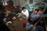 Calon Wakil Gubernur Jawa Timur Emil Elestianto Dardak (kedua kanan) berdialog dengan pedagang makanan lontong balap saat blusukan di Surabaya, Jawa Timur, Jumat (23/3). Blusukan tersebut guna menyerap aspirasi masyarakat sekaligus memperkenalkan dan mendekatkan dirinya sebagai Calon Wakil Gubernur Jawa Timur. Antara Jatim/Moch Asim/zk/18