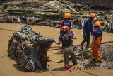 Petugas Dinas Pemadam Kebakaran dan Penanggulangan Bencana Kota Bandung berusaha mengevakuasi bangkai mobil di Sungai Cipamokolan, Antapani, Bandung, Jawa Barat, Rabu (21/3). Mobil tersebut terbawa air Sungai Cicabe akibat banjir bandang yang terjadi di kawasan Jatihandap dan Cicaheum pada Selasa (20/3) sore. ANTARA JABAR/Raisan Al Farisi/agr/18
