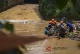 Petugas Dinas Pemadam Kebakaran dan Penanggulangan Bencana Kota Bandung berusaha mengevakuasi bangkai mobil di Sungai Cipamokolan, Antapani, Bandung, Jawa Barat, Rabu (21/3). Mobil tersebut terbawa air Sungai Cicabe akibat banjir bandang yang terjadi di kawasan Jatihandap dan Cicaheum pada Selasa (20/3) sore. ANTARA JABAR/Raisan Al Farisi/agr/18
