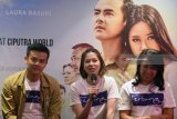 Para pemain film Terbang Menembus Langit Dion Wiyoko (kiri), Laura Basuki (tengah) dan Dayu Wijanto (kanan) memberikan keterangan pada wartawan disela-sela konferensi pers di Surabaya, Jawa Timur, Jumat (23/3). Film karya dari Fajar Nugros dari rumah produksi Demi Istri Production tersebut merupakan film inspiratif dengan latar Indonesia tahun 80-90an tentang keberagaman suku bangsa Indonesia. Antara jatim/M Risyal Hidayat/zk/18