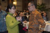 Menteri Tenaga Kerja Hanif Dhakiri (kanan) berbincang dengan Direktur International Labour Organization (ILO) Indonesia dan Timor Leste, Michiko Miyamoto (kiri) di sela pembukaan Forum Konsultatif Kerja Sama Regional Penanggulangan Perdagangan Manusia, Eksploitasi Kerja dan Perbudakan di Laut di Kuta, Bali, Selasa (27/3). Kegiatan selama dua hari tersebut dihadiri delegasi dari 10 negara ASEAN untuk membahas isu ketenagakerjaan sekaligus memperkuat kerja sama penanggulangan perdagangan manusia, eksploitasi kerja dan perbudakan di laut. Antaranews Bali/Nyoman Budhiana/18.