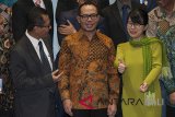 Menteri Tenaga Kerja Hanif Dhakiri (tengah) berbincang dengan Direktur International Labour Organization (ILO) Indonesia dan Timor Leste, Michiko Miyamoto (kanan) dan Deputi Bidang Koordinasi Perlindungan Perempuan dan Anak Menko Pembangunan Manusia dan Kebudayaan Sujatmiko (kiri) di sela pembukaan Forum Konsultatif Kerja Sama Regional Penanggulangan Perdagangan Manusia, Eksploitasi Kerja dan Perbudakan di Laut di Kuta, Bali, Selasa (27/3). Kegiatan selama dua hari tersebut dihadiri delegasi dari 10 negara ASEAN untuk membahas isu ketenagakerjaan sekaligus memperkuat kerja sama penanggulangan perdagangan manusia, eksploitasi kerja dan perbudakan di laut. Antaranews Bali/Nyoman Budhiana/18.