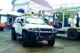 Mobil mewah milik  Bupati Hulu Sungai Tengah nonaktif AL yang di sita KPK di Barabai, Minggu (11/3). Foto:Antaranews Kalsel/M Taufik Rahman/M. 