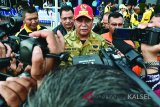 Gubernur Kalimantan Selatan Sahbirin Noor bersama seluruh jajarannya, melakukan kunjungan kerja ke pelosok daerah Kalimantan Selatan, selama enam hari, sejak  Sabtu (10/3) hingga Kamis (15/3) untuk menyerap aspirasi dan melihat realisasi pembangunan selama kepemimpinannya. Dalam kunjungan ke beberapa kabupaten di Kalsel, Gubernur dan jajarannya disambut antusias oleh masyarakat yang dikunjungi.Foto : (Antaranews Kalsel/Humpro).