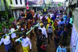 Gubernur Kalimantan Selatan Sahbirin Noor bersama seluruh jajarannya, melakukan kunjungan kerja ke pelosok daerah Kalimantan Selatan, selama enam hari, sejak  Sabtu (10/3) hingga Kamis (15/3) untuk menyerap aspirasi dan melihat realisasi pembangunan selama kepemimpinannya. Dalam kunjungan ke Kabupaten Tanah Bumbu , Gubernur dan jajarannya disambut antusias oleh masyarakat yang dikunjungi.Foto : (Antaranews Kalsel/Humpro).