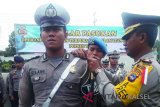 Kapolres Tabalong AKBP Hardiono menyematkan tanda peserta kepada anggotanya pada apel gelar pasukan Operasi Keselamatan di halaman Mapolres setempat, Kamis (01/03). Apel gelar pasukan ini juga dihadiri anggota Kodim 1008/Tanjung, Satpol PP dan Dinas Perhubungan. Foto:Antaranews Kalsel/Herlina Lasmianti/ M.