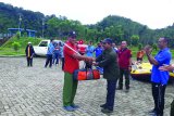 Kepala UPT Kesatuan Pengelolaan Hutan Kabupaten Tabalong, Haryadi menyerahkan bantuan perlengkapan perahu karet dan kayak kepada Ketua Kelompok Ekowisata Kinarum, Suparin. Bantuan ini untuk operasional pengelolaan ekowisata di Desa Kinarum Kecamatan Upau. Foto:Antaranews Kalsel/ist/M. 