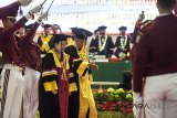 Presiden Kelima Megawati Soekarnoputri (kedua kiri) didampingi Rektor Institut Pemerintahan Dalam Negeri (IPDN) Ermaya Suradinata (ketiga kiri) berjalan menuju prosesi Penganugerahan gelar Doktor Honoris Causa di kampus IPDN, Sumedang, Jawa Barat, Kamis (8/3). IPDN memberikan penghargaan pertama Doktor Honoris Causa (DR.H.C) Politik Pemerintahan kepada Megawati Soekarnoputri karena dinilai sebagi sosok yang berpengetahuan luas mengenai politik dan pemerintahan serta konsisten menegakkan demokrasi dalam Negara Kesatuan Republik Indonesia. ANTARA JABAR/M Agung Rajasa/agr/18