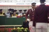 Presiden Kelima Megawati Soekarnoputri (kedua kiri) menghadiri Penganugerahan gelar Doktor Honoris Causa di kampus IPDN, Sumedang, Jawa Barat, Kamis (8/3). IPDN memberikan penghargaan pertama Doktor Honoris Causa (DR.H.C) Politik Pemerintahan kepada Megawati Soekarnoputri karena dinilai sebagi sosok yang berpengetahuan luas mengenai politik dan pemerintahan serta konsisten menegakkan demokrasi dalam Negara Kesatuan Republik Indonesia. ANTARA JABAR/M Agung Rajasa/agr/18