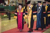 Presiden Kelima Megawati Soekarnoputri (kiri) didampingi Rektor Institut Pemerintahan Dalam Negeri (IPDN) Ermaya Suradinata (kedua kiri) berjalan menuju prosesi Penganugerahan gelar Doktor Honoris Causa di kampus IPDN, Sumedang, Jawa Barat, Kamis (8/3). IPDN memberikan penghargaan pertama Doktor Honoris Causa (DR.H.C) Politik Pemerintahan kepada Megawati Soekarnoputri karena dinilai sebagi sosok yang berpengetahuan luas mengenai politik dan pemerintahan serta konsisten menegakkan demokrasi dalam Negara Kesatuan Republik Indonesia. ANTARA JABAR/M Agung Rajasa/agr/18