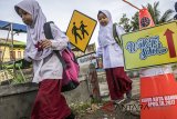 Pelajar sekolah dasar berjalan kaki menuju sekolah sebagai bagian gerakan moral 