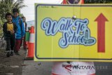 Pelajar sekolah dasar berjalan kaki menuju sekolah sebagai bagian gerakan moral 