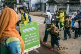 Pelajar sekolah dasar berjalan kaki menuju sekolah sebagai bagian gerakan moral 