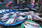 Pedagang menunggui ikan dagangannya di Pasar 17 Agustus, Pamekasan, Jawa Timur,  Kamis (15/3). Sejak sepekan terakhir harga ikan di Madura kembali naik hingga 50 persen karena faktor cuaca. Antara Jatim/Saiful Bahri/zk/18