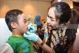 Seorang dokter memeriksa kebersihan gigi penyandang Down Syndrome pada puncak peringatan Hari Down Syndrome Dunia 2018 di Surabaya, Jawa Timur, Rabu (21/3). Peringatan yang diikuti oleh ratusan penderita Down Syndrome dengan bertemakan 