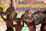 Sejumlah penyandang Down Syndrome mementaskan seni pada puncak peringatan Hari Down Syndrome Dunia 2018 di Surabaya, Jawa Timur, Rabu (21/3). Peringatan yang diikuti oleh ratusan penderita Down Syndrome dengan bertemakan 'What I Bring to My Community'tersebut memberikan kesempatan untuk menunjukkan kreativitas dalam bidang seni guna meningkatkan kesadaran publik kedepannya. Antara Jatim/M Risyal Hidayat/zk/18